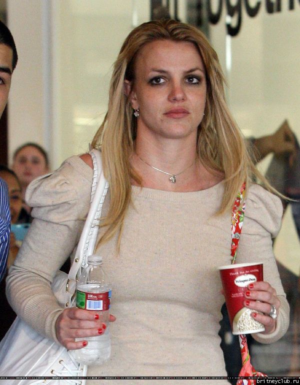 Бритни с мамой на шоппинге в Glendale Galleria89.jpg(Бритни Спирс, Britney Spears)