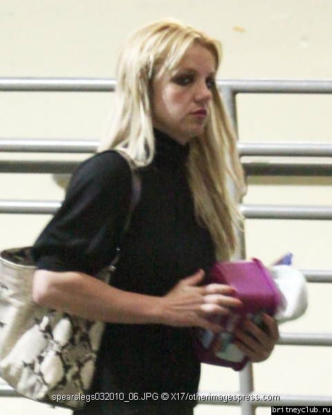 Бритни прибывает в  магазин Sherman Oaks Galleria6.jpg(Бритни Спирс, Britney Spears)