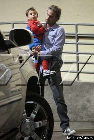 Бритни прибывает в  магазин Sherman Oaks Galleria9.jpg(Бритни Спирс, Britney Spears)