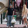 Бритни и Шон на детской площадке