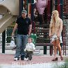Бритни и Шон на детской площадке