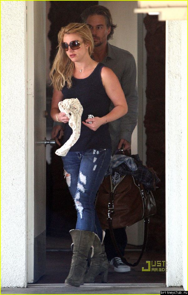 Бритни и Джейсон в Санта-Моникеbritney-spears-geeky-glasses-04.jpg(Бритни Спирс, Britney Spears)
