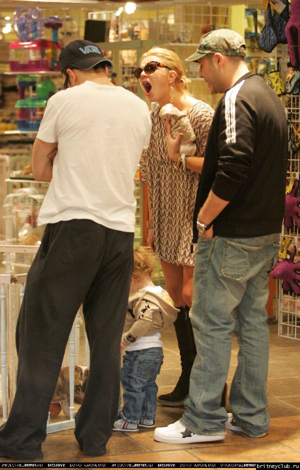 Бритни в зоомагазине21.jpg(Бритни Спирс, Britney Spears)