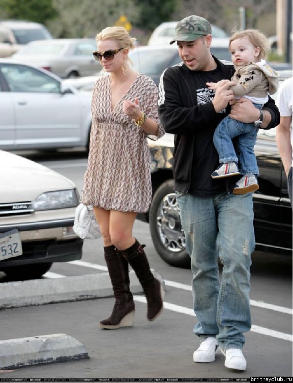 Бритни в зоомагазине50.jpg(Бритни Спирс, Britney Spears)