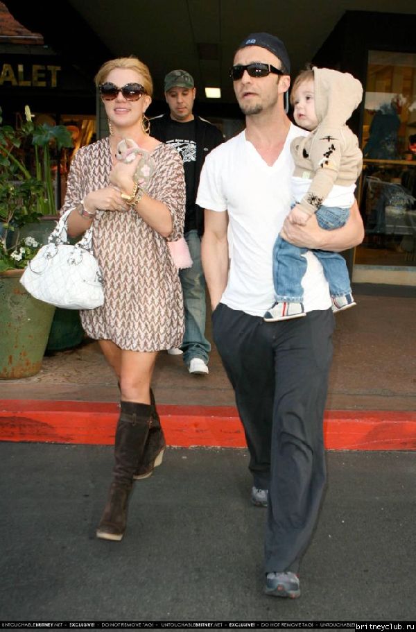 Бритни в зоомагазине84.jpg(Бритни Спирс, Britney Spears)