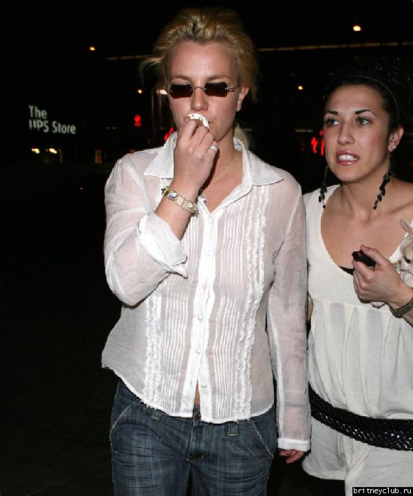 Бритни с друзьями в Беверли Хиллз31.jpg(Бритни Спирс, Britney Spears)