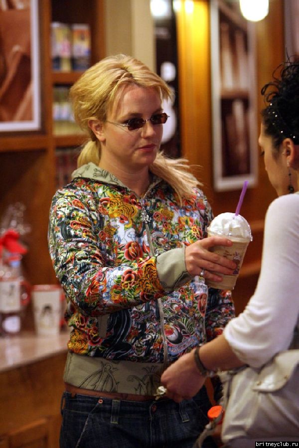 Бритни с друзьями в Беверли Хиллз39.jpg(Бритни Спирс, Britney Spears)