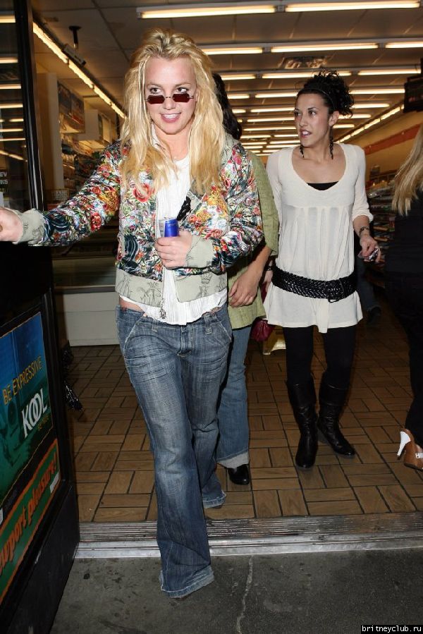 Бритни с друзьями в Беверли Хиллз43.jpg(Бритни Спирс, Britney Spears)