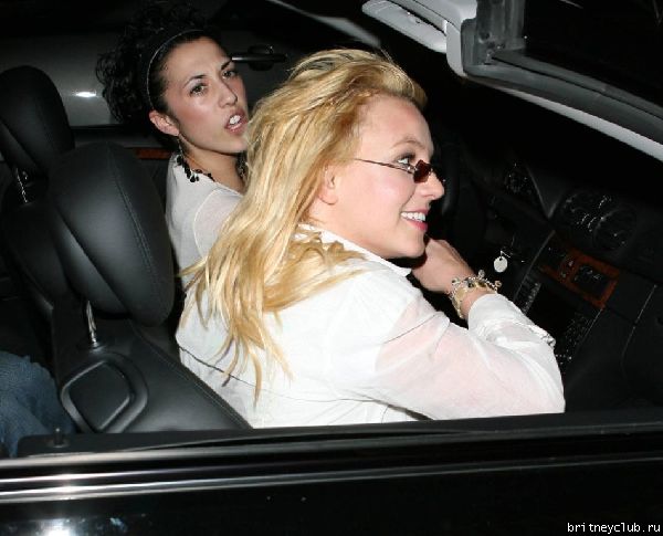 Бритни с друзьями в Беверли Хиллз50.jpg(Бритни Спирс, Britney Spears)