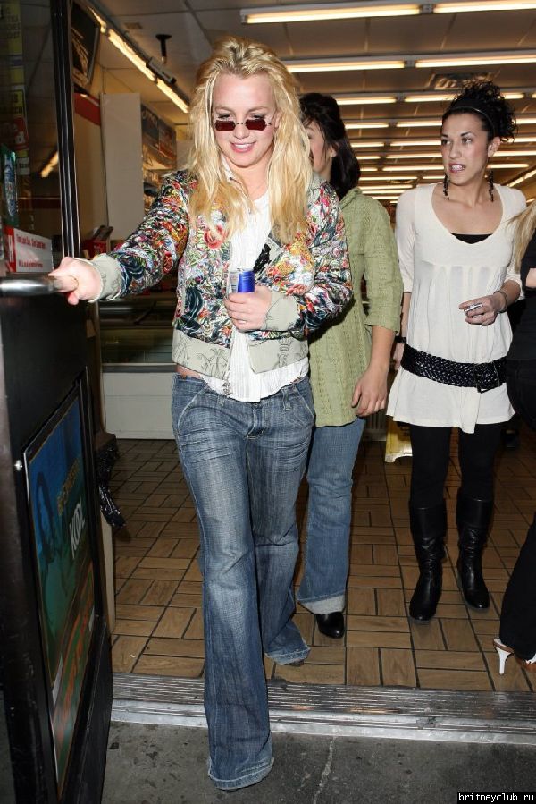 Бритни с друзьями в Беверли Хиллз53.jpg(Бритни Спирс, Britney Spears)
