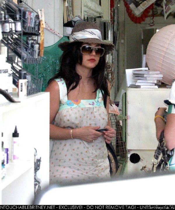 Бритни на шоппинге в Scrapbook Store03.jpg(Бритни Спирс, Britney Spears)