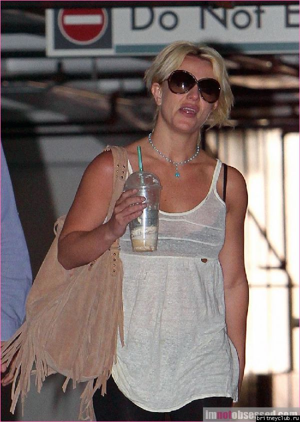 Бритни посещает медицинский центр6.jpg(Бритни Спирс, Britney Spears)