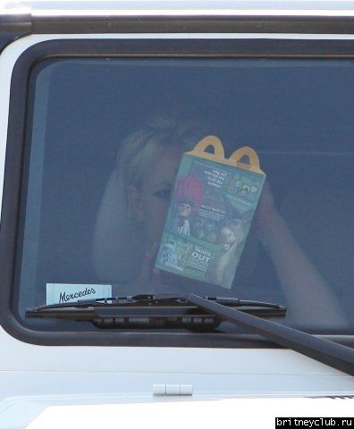 Бритни посещает McDonald