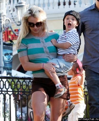 Бритни с семьей в Калабасасе02.jpg(Бритни Спирс, Britney Spears)