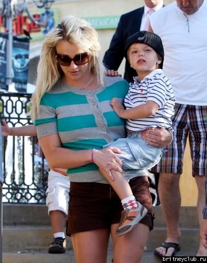 Бритни с семьей в Калабасасе11.jpg(Бритни Спирс, Britney Spears)