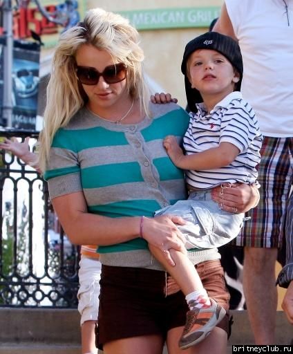Бритни с семьей в Калабасасе14.jpg(Бритни Спирс, Britney Spears)
