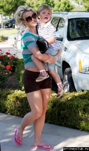 Бритни с семьей в Калабасасе18.jpg(Бритни Спирс, Britney Spears)
