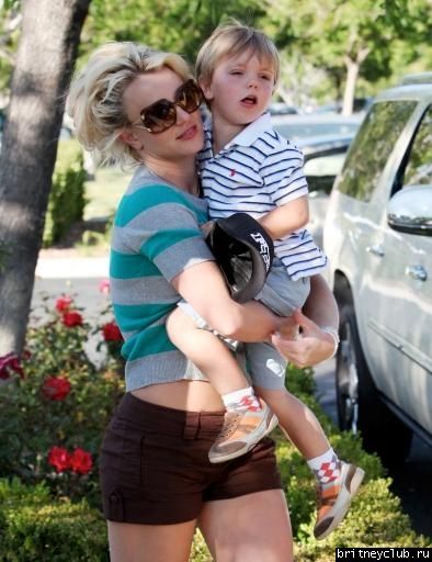 Бритни с семьей в Калабасасе19.jpg(Бритни Спирс, Britney Spears)