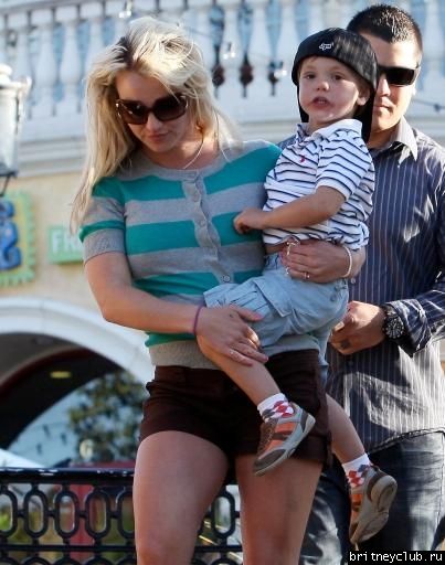 Бритни с семьей в Калабасасе20.jpg(Бритни Спирс, Britney Spears)