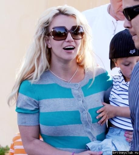 Бритни с семьей в Калабасасе23.jpg(Бритни Спирс, Britney Spears)