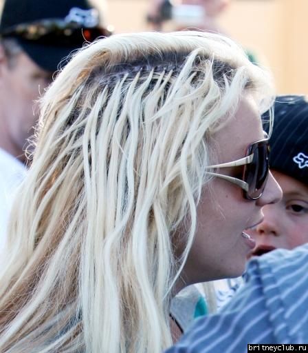 Бритни с семьей в Калабасасе25.jpg(Бритни Спирс, Britney Spears)