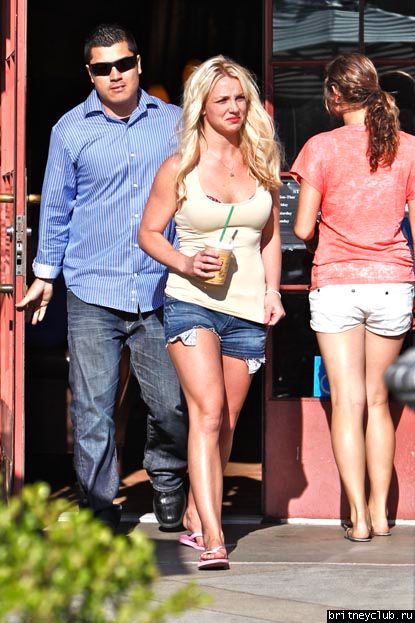 Бритни покидает Starbucks24.jpg(Бритни Спирс, Britney Spears)