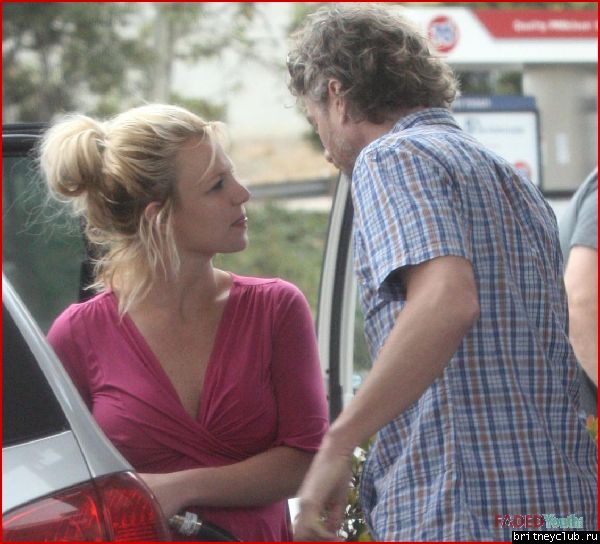 Бритни и Джейсон в Брентвуде14.jpg(Бритни Спирс, Britney Spears)