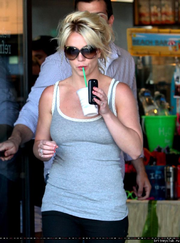 Бритни в Калабасасе21.jpg(Бритни Спирс, Britney Spears)