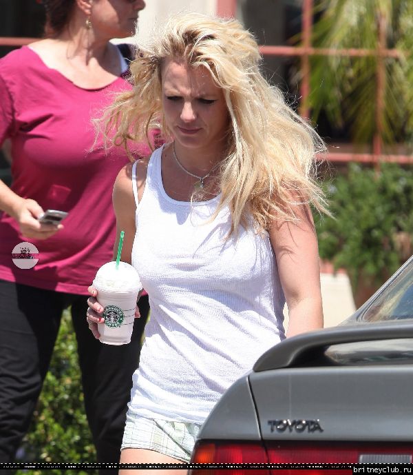 Бритни посещает Starbucks025.jpg(Бритни Спирс, Britney Spears)