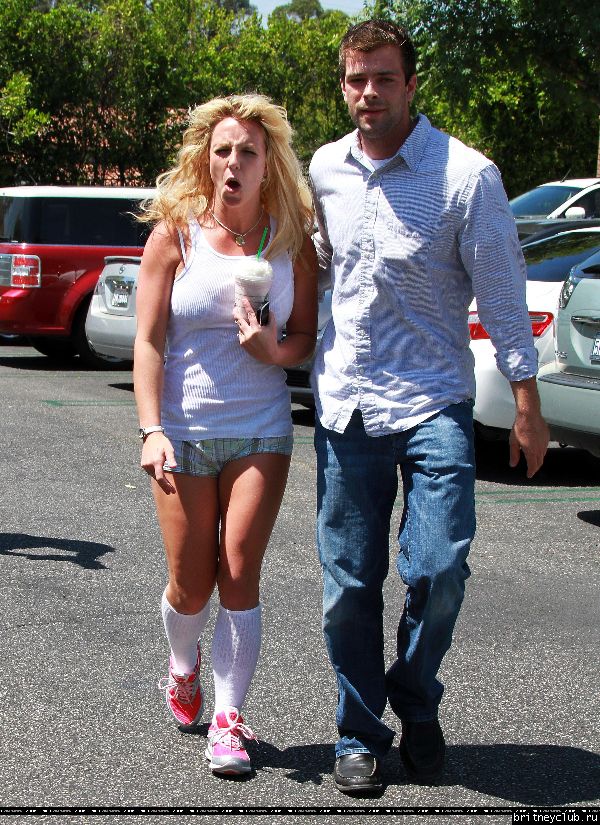 Бритни посещает Starbucks052.jpg(Бритни Спирс, Britney Spears)