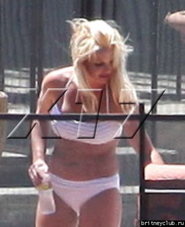 Бритни отдыхает у бассеина в Калабасасе01.jpg(Бритни Спирс, Britney Spears)