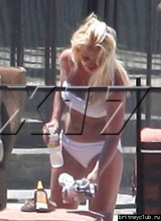 Бритни отдыхает у бассеина в Калабасасе05.jpg(Бритни Спирс, Britney Spears)