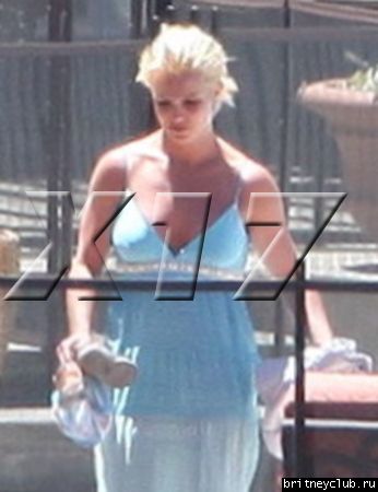 Бритни отдыхает у бассеина в Калабасасе07.jpg(Бритни Спирс, Britney Spears)