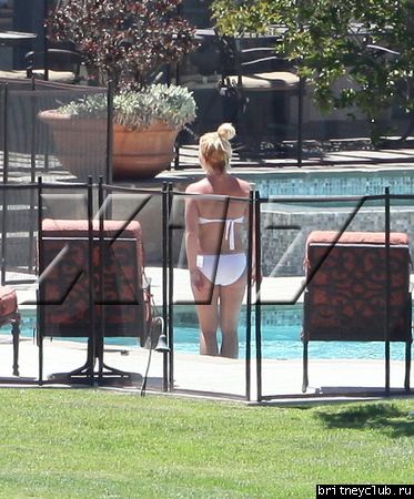 Бритни отдыхает у бассеина в Калабасасе11.jpg(Бритни Спирс, Britney Spears)