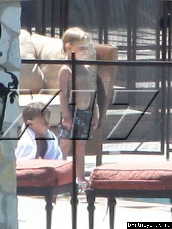 Бритни отдыхает у бассеина в Калабасасе14.jpg(Бритни Спирс, Britney Spears)