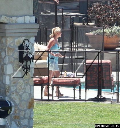 Бритни отдыхает у бассеина в Калабасасе16.jpg(Бритни Спирс, Britney Spears)