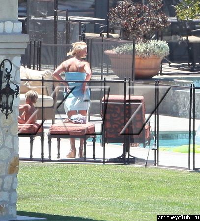 Бритни отдыхает у бассеина в Калабасасе18.jpg(Бритни Спирс, Britney Spears)