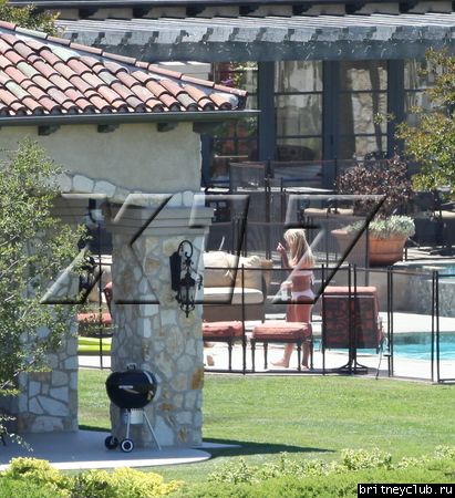 Бритни отдыхает у бассеина в Калабасасе19.jpg(Бритни Спирс, Britney Spears)
