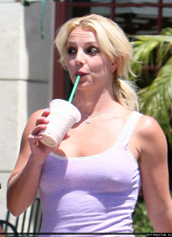 Бритни в Калабасасе64.jpg(Бритни Спирс, Britney Spears)