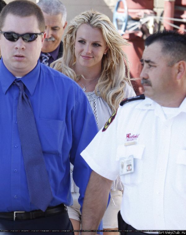 Бритни на шоппинге в Topanga Mall14.jpg(Бритни Спирс, Britney Spears)