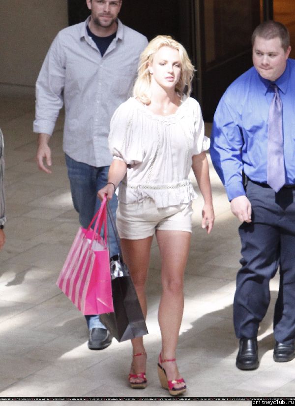 Бритни на шоппинге в Topanga Mall15.jpg(Бритни Спирс, Britney Spears)
