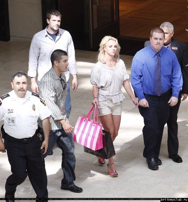 Бритни на шоппинге в Topanga Mall26.jpg(Бритни Спирс, Britney Spears)