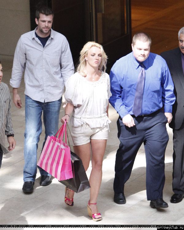 Бритни на шоппинге в Topanga Mall32.jpg(Бритни Спирс, Britney Spears)