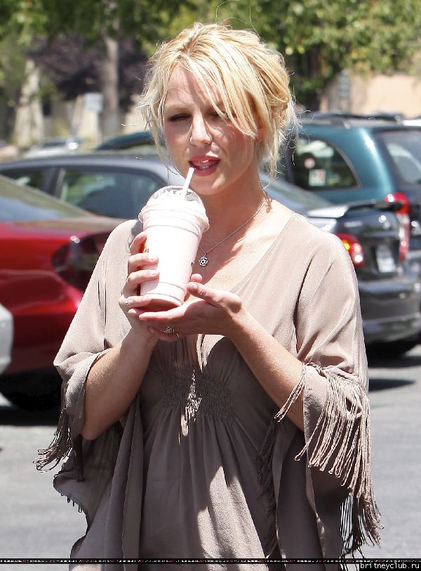 Бритни посещает кафе Johnny Rockets12.jpg(Бритни Спирс, Britney Spears)