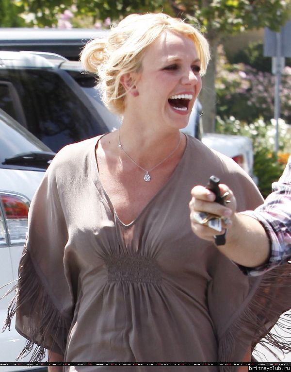 Бритни посещает кафе Johnny Rockets28.jpg(Бритни Спирс, Britney Spears)