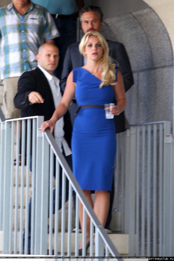 Бритни покидает театр Mark Taper Forum05.jpg(Бритни Спирс, Britney Spears)