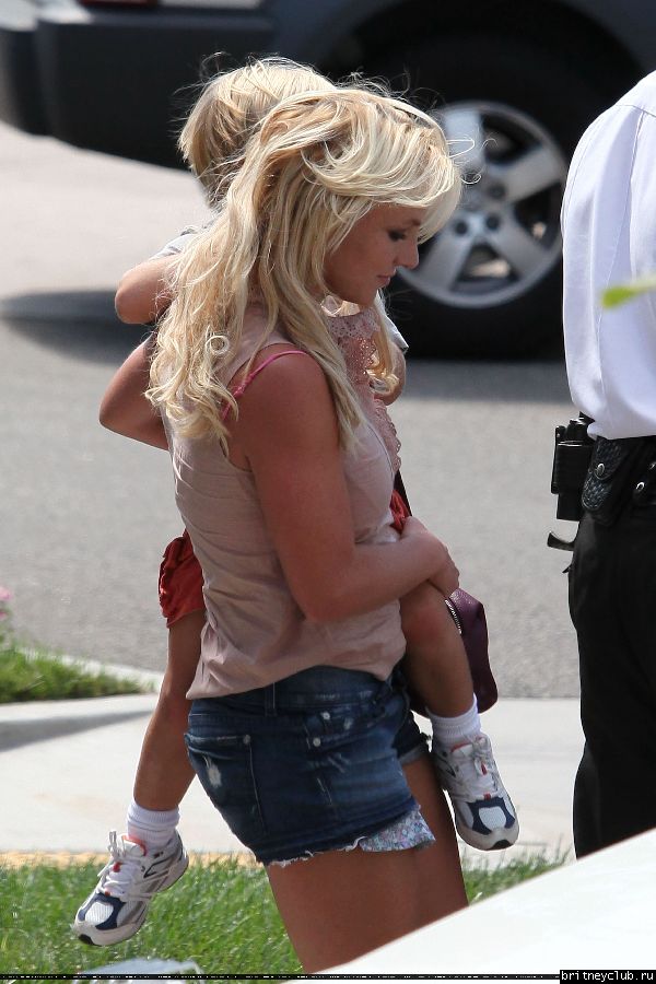 Бритни с детьми в Калабасасе09.jpg(Бритни Спирс, Britney Spears)