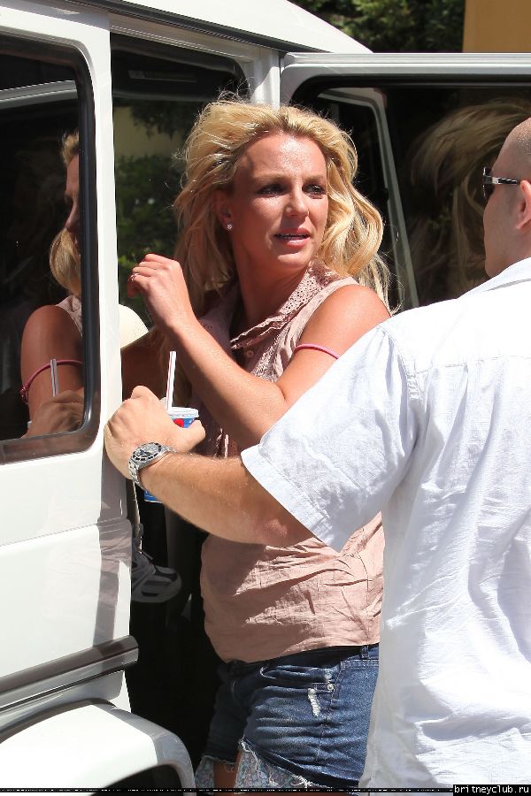 Бритни с детьми в Калабасасе10.jpg(Бритни Спирс, Britney Spears)
