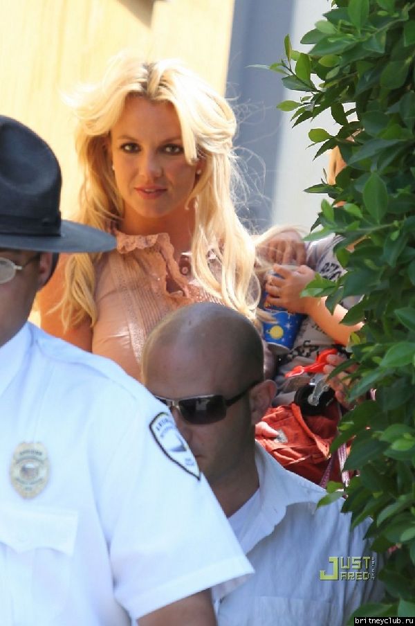 Бритни с детьми в Калабасасе12.jpg(Бритни Спирс, Britney Spears)
