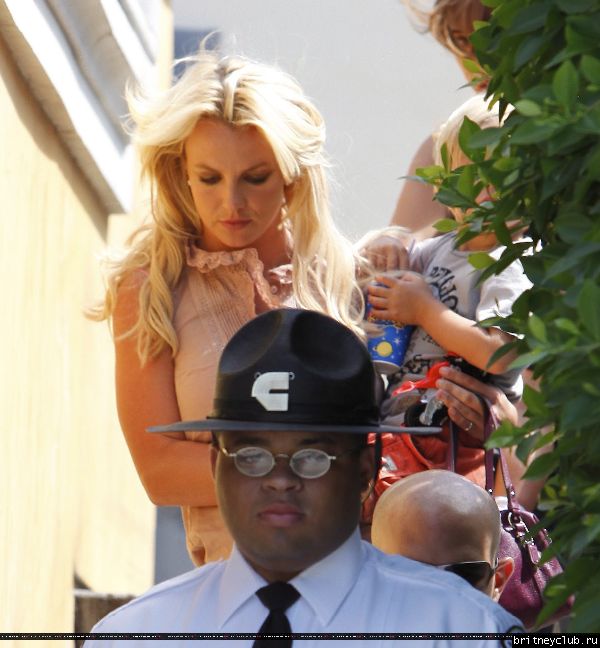 Бритни с детьми в Калабасасе65.jpg(Бритни Спирс, Britney Spears)